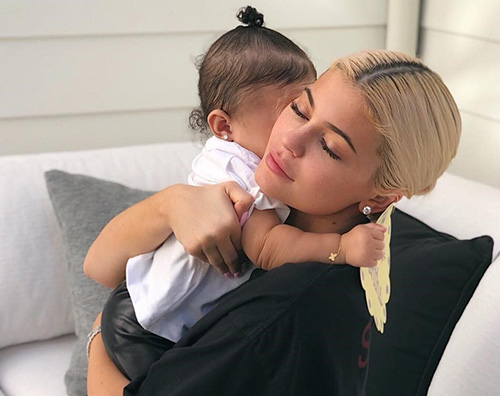 Kylie Jenner 2 Kylie Jenner preoccupata per la salute di Stormi