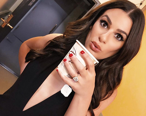 Lea Michele 1 Lea Michele sfoggia il suo enorme diamante su Instagram