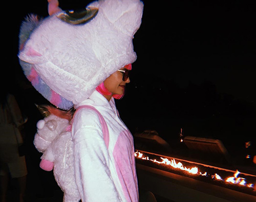 Nina 2 Nina Dobrev è un unicorno per Halloween