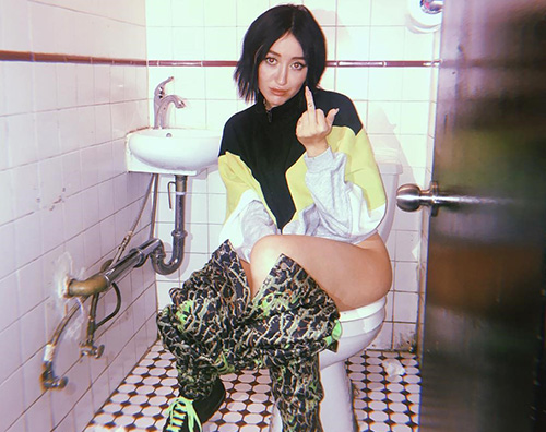 Noah Cyrus Noah Cyrus mostra il dito medio sul WC