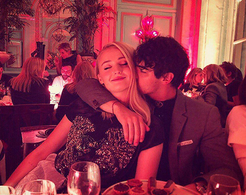 Sophie Turner Joe Jonas Sophie Turner e Joe Jonas innamorati a Parigi