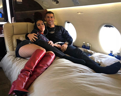 Cr7 Cristiano Ronaldo e Georgina Rodriguez, coccole ad alta quota