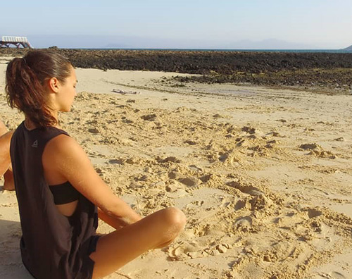 Gal Gadot Gal Gadot si da alla meditazione sulla spiaggia
