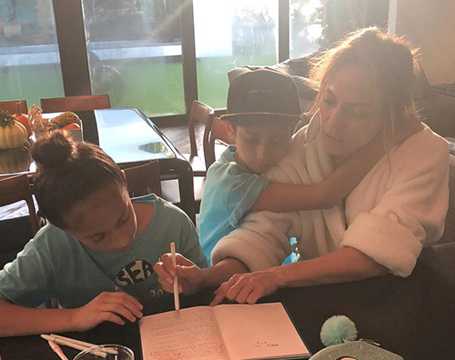 JLo 2 Jennifer Lopez aiuta i gemelli a fare i compiti