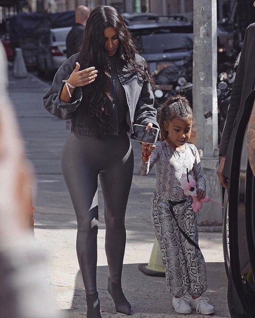 Kim Kardashian e North West Kim Kardashian e North sfoggiano outfit eccentrici