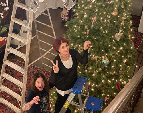 Ozzy e Sharon Osbourne Ozzy e Sharon Osbourne hanno fatto lalbero di Natale