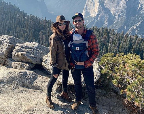 Troian Bellisario 2 Troian Bellisario e Patrick J. Adams in montagna con la loro bambina