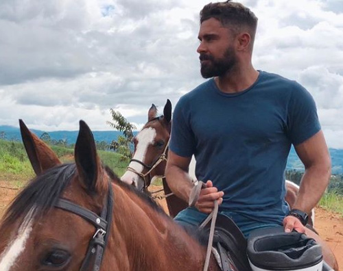 Zac Efron Zac Efron a cavallo in Costa Rica