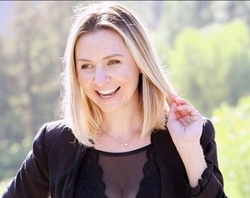 beverley mitchell Beverley Mitchell mostra il pancino sui social