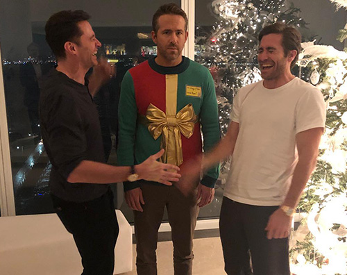 Ryan Reynolds Ryan Reynolds tira fuori il maglione di Natale