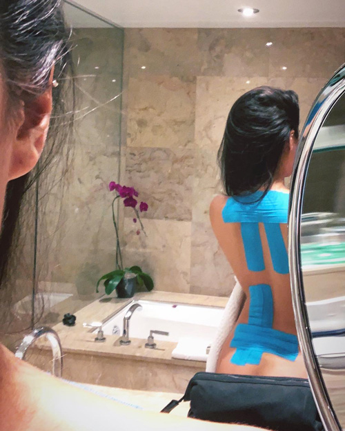Shay Mitchell mostra i suoi kinesio tape su Instagram Shay Mitchell Shay Mitchell mostra i suoi kinesio tape su Instagram