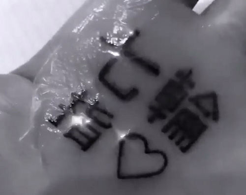 Ariana Grande Ariana Grande sbaglia il suo nuovo tattoo