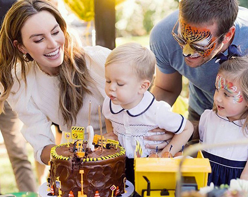 Armie Hammer  Armie Hammer festeggia il compleanno del suo bambino