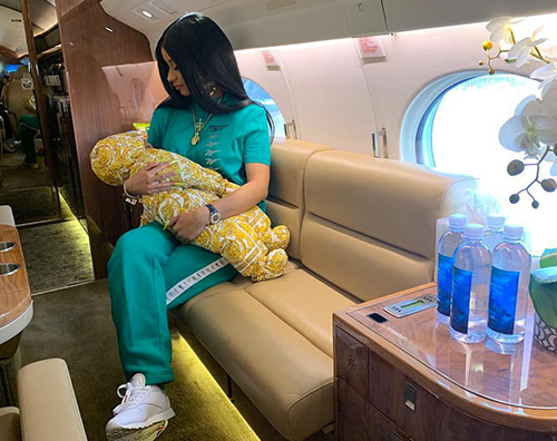 Cardi b 2 Cardi B coccola Kulture sul suo jet privato