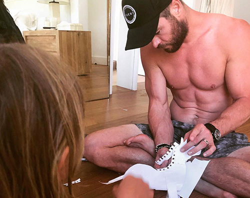 Chris hemsworth Chris Hemsworth sexy papà su Instagram
