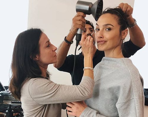 Gal Gadot Gal Gadot, trucco e parrucco prima del set