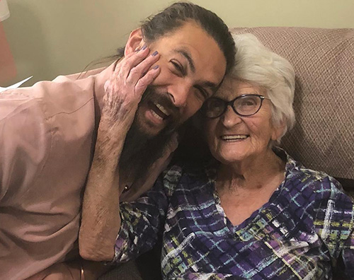 Jason Momoa Jason Momoa è tenero con la sua nonna