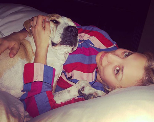 Kaley Cuoco coccola il suo cane prima dei Critics’ Choice Awards Kaley Cuoco 3 Kaley Cuoco coccola il suo cane prima dei Critics’ Choice Awards