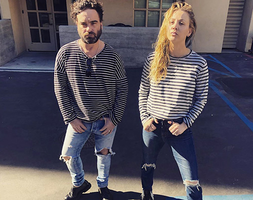 Kaley Cuoco Kaley Cuoco e Johnny Galecki sfoggiano per caso lo stesso outfit