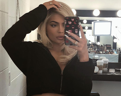 Kylie Jenner Kylie Jenner si è fatta bionda