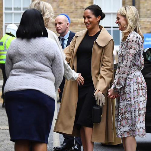 Meghan Markle Meghan Markle sfoggia il pancino al suo primo impegno da madrina