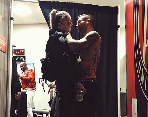 Adam Levine Behati Prinsloo Adam Levine e Behati Prinsloo, romantici nel backstage del Superbowl