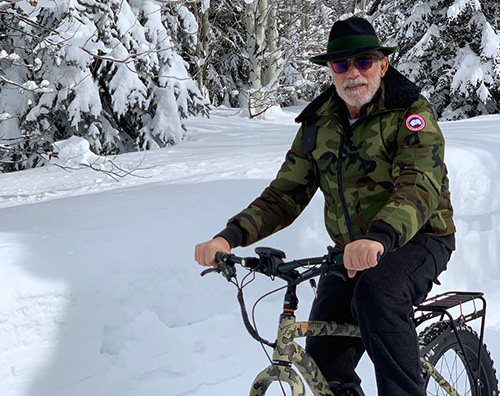 Arnold Schwarzenegger Arnold Schwarzenegger in bici sulla neve