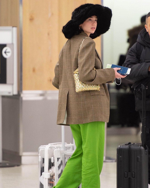 Dua Lipa 2 Dua Lipa, loutfit in aeroporto non passa inosservato