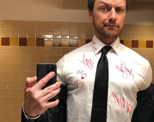 James McAvoy si è fatto autografare la camicia durante gli Oscar 2019 James mcavat James McAvoy si è fatto autografare la camicia durante gli Oscar 2019
