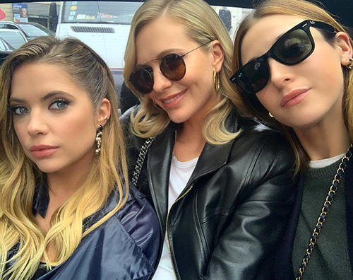 Ashley Benson Poppy Delevingne Ashley Benson sostiene Cara Delevingne alla sfilata di Chanel