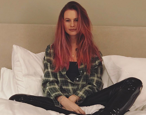 Behati Prinsloo Bhati Prinsloo capelli rosa e anfibi