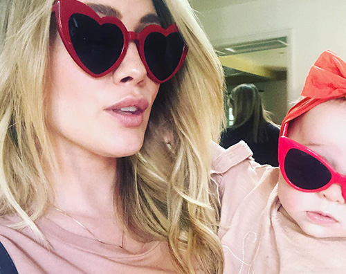 Hilary Duff Hilary Duff e Banks sfoggiano occhiali da sole alla moda