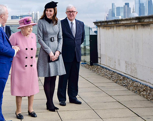 Kate 3 Kate Middleton fa visita al Kings College insieme alla regina
