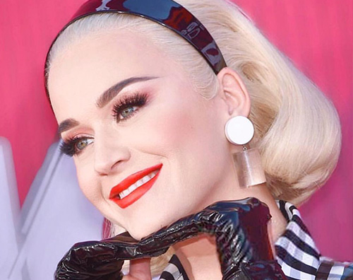 Katy Perry Katy Perry, look anni 50 per gli iHeartRadio Music Awards