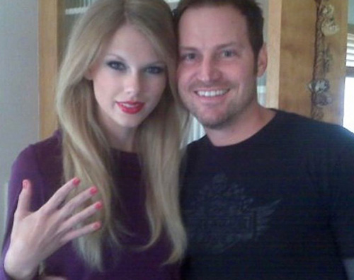 Taylor Swift Manicure rosso fragola per Taylor Swift