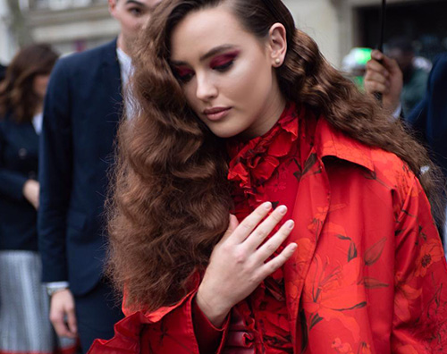 katherine langford Katherine Langford a Parigi per Valentino