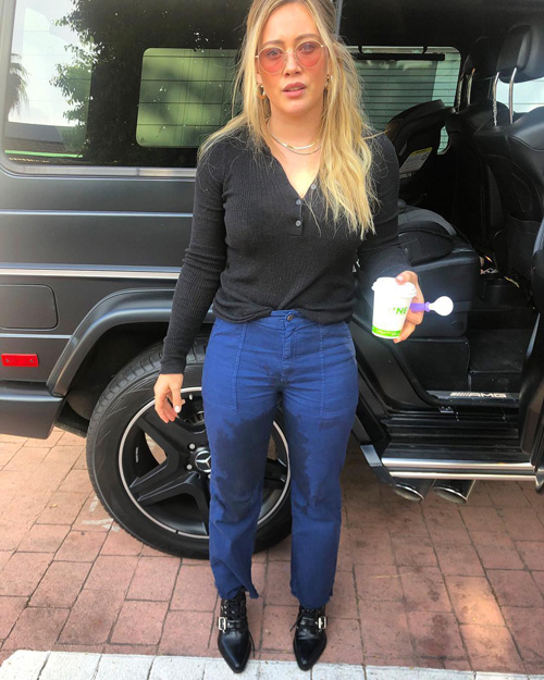 Hilary Duff Hilary Duff si è versata il caffè sui jeans
