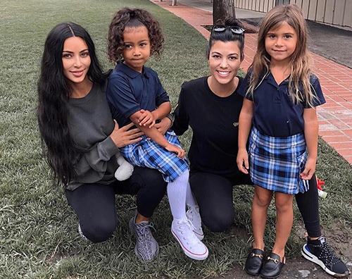 Kim Kardashian  Kim e Kourtney accompagnano le loro figlie a scuola