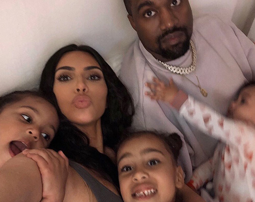 Kim e Kanye Kim e Kanye coccolano i bambini su Instagram