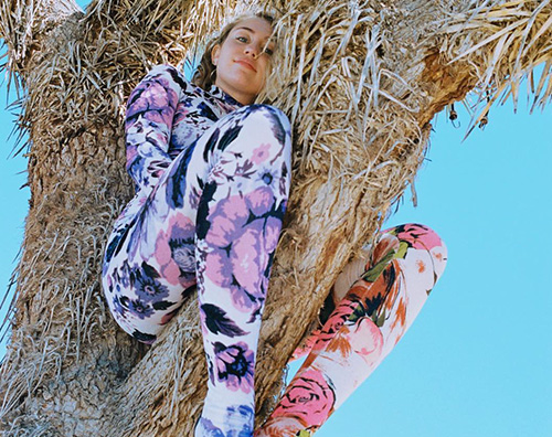Miley Cyrus Miley Cyrus si arrampica su un albero e il web insorge
