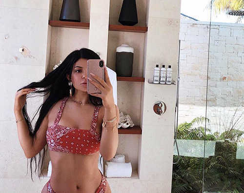 kylie 2 Kylie Jenner sfoggia le sue curve su Instagram
