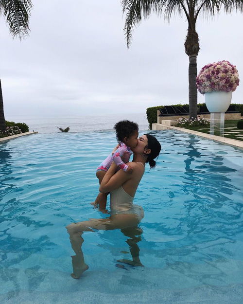 Kylie Jenner a Malibu con Stormi Kylie 1 Kylie Jenner a Malibu con Stormi