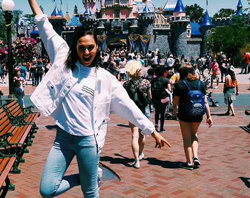 gal gadot Gal Gadot torna bambina a Disneyland