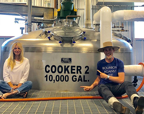 kaley cyoco Kaley Cuoco, giro turistico in una distilleria