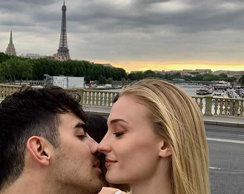 joe jonas sophie turner Joe Jonas e Sophie Turner sono arrivati a Parigi per le nozze