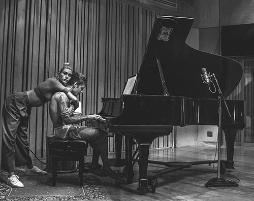 Hailey Baldwin coccolata da Oscar justin bieber hailey baldwin Hailey Baldwin coccolata da Oscar