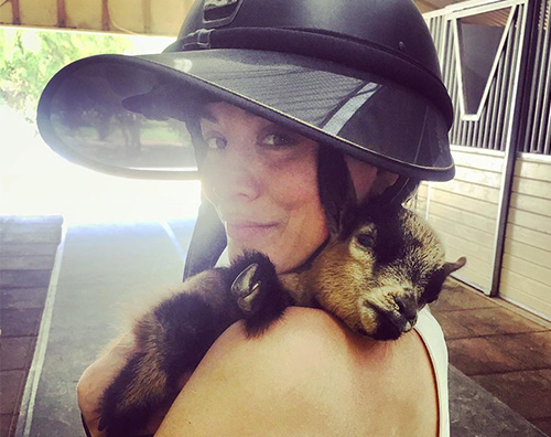 kaley cuoco Kaley Cuoco si prende cura dei suoi animali