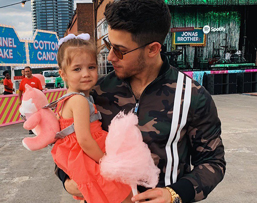 nick jonas Nick Jonas coccola la sua nipotina