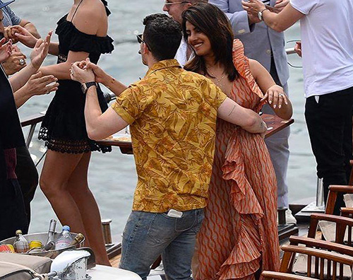 nick priyanka 2 Nick Jonas e Priyanka Chopra, romantici a Parigi