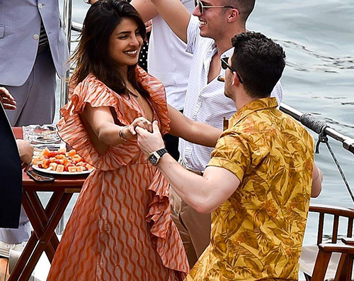 nick priyanka Nick Jonas e Priyanka Chopra, romantici a Parigi